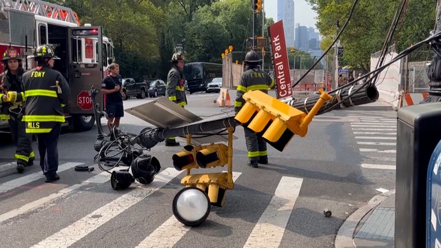 Nelaimingas incidentas Niujorke: sunkvežimio nuverstas šviesoforas nukrito ant pėsčiųjų
