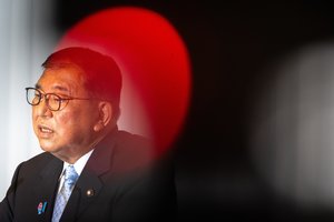 Žiniasklaida: oponentų partijoje spaudžiamas Japonijos premjeras nusprendė atsistatydinti