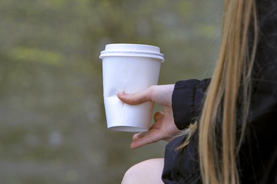 Per plauką nuo mirties – kava iš automato oro uoste vos nepražudė jaunos moters