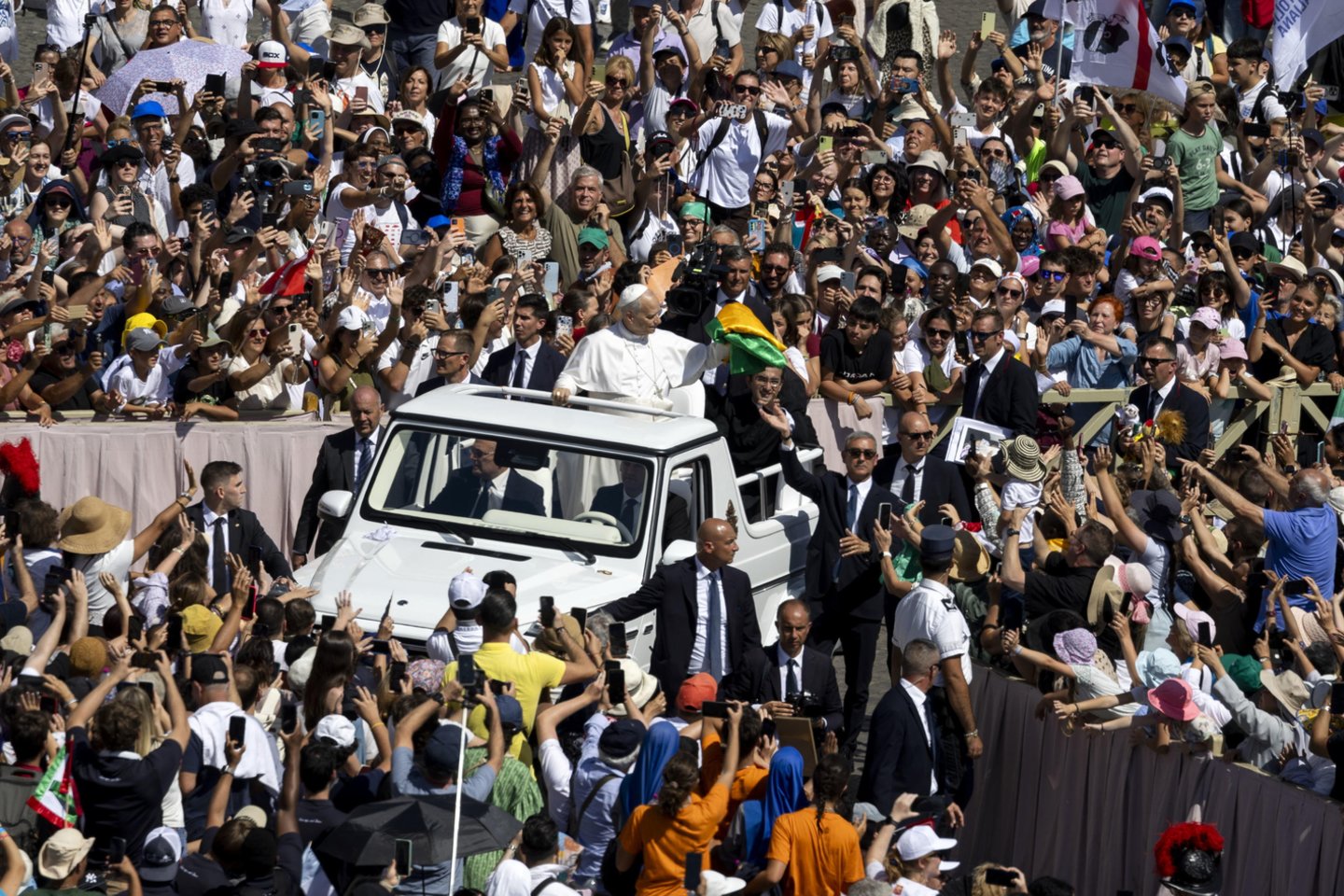 Popiežius su minia tikinčiųjų.<br> EPA-ELTA nuotr.