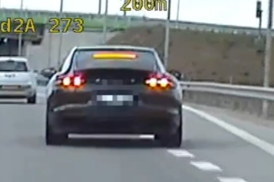 Lietuvių pamėgtame kelyje lenko „Porsche“ greitį viršijo daugiau nei 100 km/val. – kokiu automobiliu pažeidėją pavijo, policija neskelbia