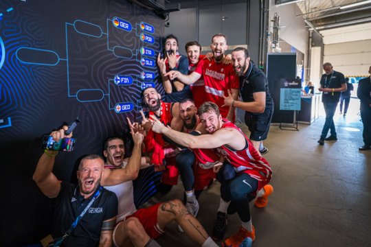 Prancūzams lagaminus sukrovę kartvelai šokinėjo iš laimės: „Svajonės išsipildymas“