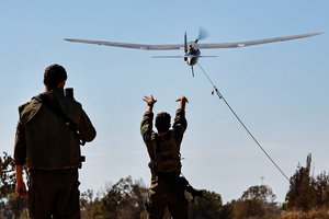 Iš Jemeno paleistas dronas nukrito Izraelio oro uoste: per ataką buvo sužeistas vyras