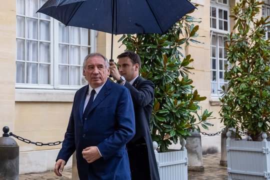 Smūgis E. Macronui: beveik neabejojama, kad Prancūzijos parlamentas nušalins premjerą