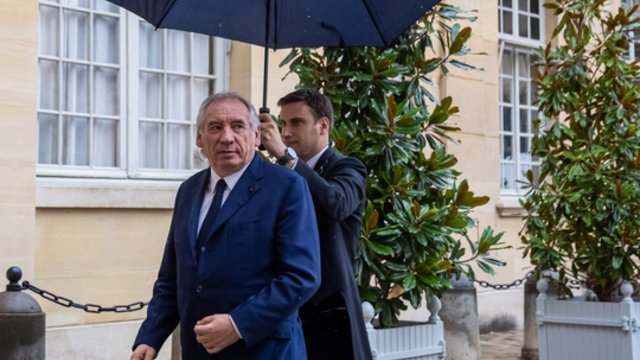 Smūgis E. Macronui: beveik neabejojama, kad Prancūzijos parlamentas nušalins premjerą