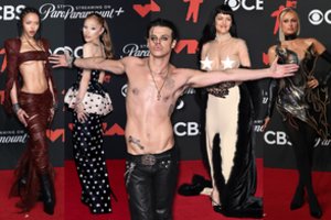 Niujorką sudrebino kasmetiniai MTV apdovanojimai: ant raudonojo kilimo – ryškiausios žvaigždės ir šokiruojančios nuogybės