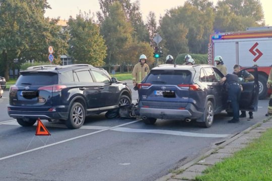 Klaipėdoje nepilnametės vairuojamas motoroleris susidūrė du dviem automobiliais