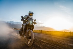 Popieriuje atrodo silpnas, bet realybėje galios pakanka: vis daugiau pirkėjų dairosi į šiuos motociklus