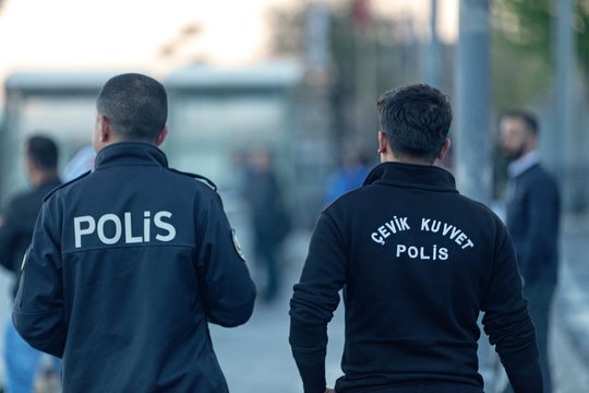 Turkijoje suimtas paauglys, netoli Izmiro nušovęs du policininkus
