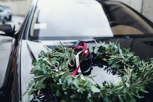 Neeilinė istorija Latvijoje: migrantus vežė vestuvėmis papuoštu „Porsche“