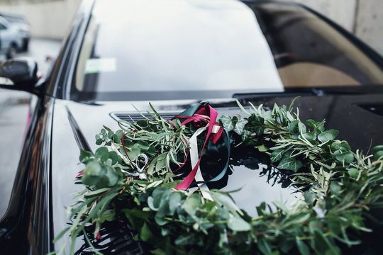 Neeilinė istorija Latvijoje: migrantus vežė vestuvėmis papuoštu „Porsche“