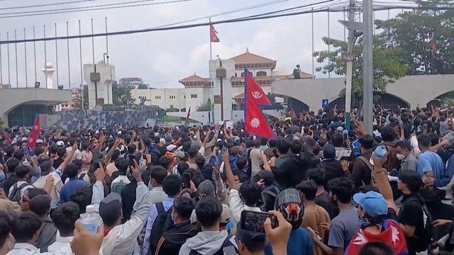 Nepale uždraudus kai kuriuos socialinius tinklus – mirtini protestai: žuvo 16 žmonių 