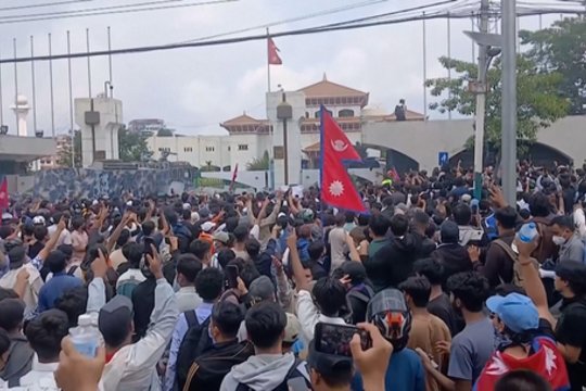 Nepale uždraudus kai kuriuos socialinius tinklus – mirtini protestai: žuvo 16 žmonių 