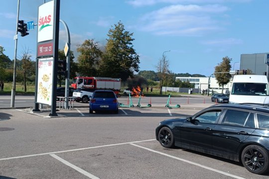 Kaune liepsnos „prarijo“ automobilį