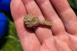 Stulbinanti studentės sėkmė: pirmu kasimu – aukso dirbinys