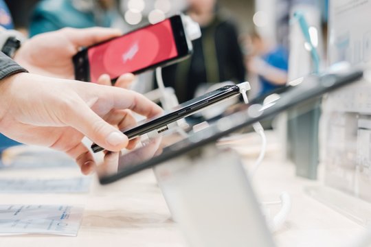 Lietuvių stalčiuose dulka lobiai: kaip senas telefonas gali sumažinti naujo kainą