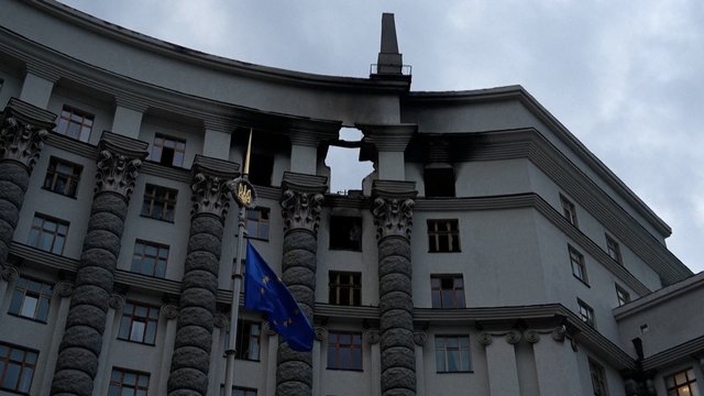Ukrainos vyriausybės pastatas po rusų smūgio: iš arti nufilmavo žalą
