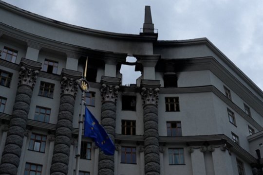 Ukrainos vyriausybės pastatas po rusų smūgio: iš arti nufilmavo žalą