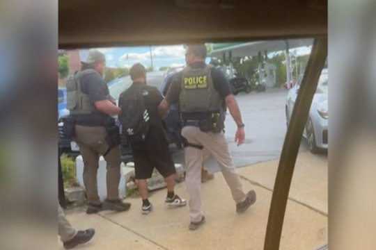 Čikagoje pradėti liūdnai pagarsėję imigrantų reidai: štai kaip vykdomos šios operacijos