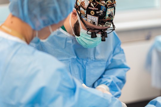 Modernus grožio sprendimas: antakių pakėlimas be pjūvių veide