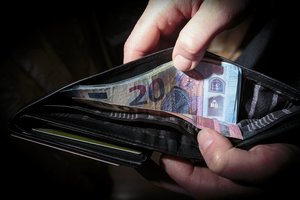 Aiškėja, kiek kitąmet galėtų kilti minimali alga: siūlo didinti 115 Eur