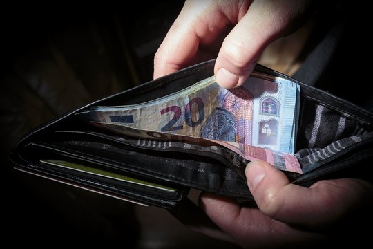 Aiškėja, kiek kitąmet galėtų kilti minimali alga: siūlo didinti 115 Eur