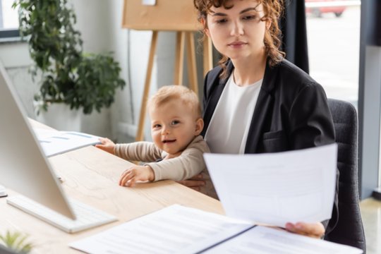 Sugrįžimas po motinystės atostogų: daugiau kaip pusė moterų jaučiasi nuvertintos darbdavių