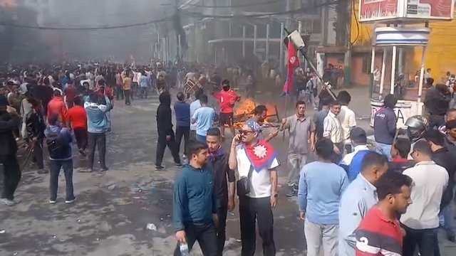 Nepalo protestuotojai siaučia: padegė ministrų namus