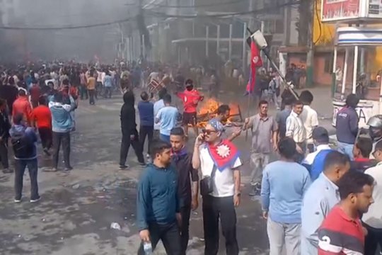 Nepalo protestuotojai siaučia: padegė ministrų namus