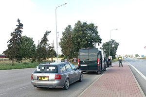 Šiaulių pasieniečiai per pusvalandį sustabdė du taksi su aštuoniais neteisėtais migrantais