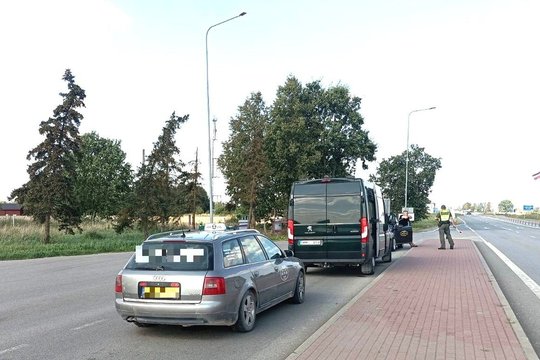 Šiaulių pasieniečiai per pusvalandį sustabdė du taksi su aštuoniais neteisėtais migrantais