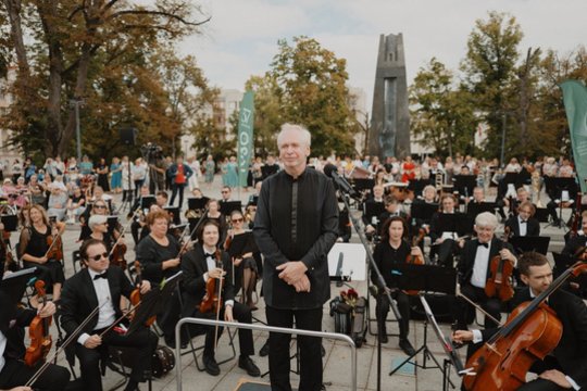 Sostinės Vinco Kudirkos aikštėje – Lietuvos valstybinio simfoninio orkestro 37-ojo sezono pristatymas po atviru dangumi