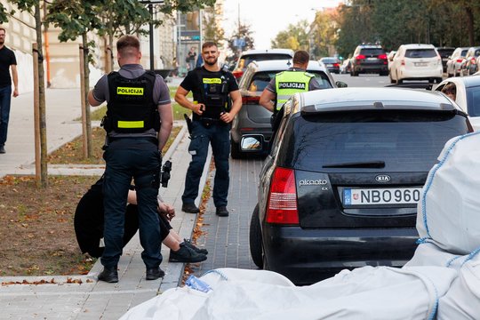 Vilniuje policijai įkliuvo BMW, ant kurio buvo uždėti kiti valstybiniai numeriai