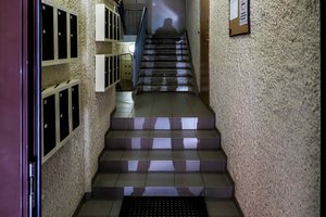 Vaikšto po namus ir siūlo pigesnę elektrą: ką daryti sulaukus tokio svečio