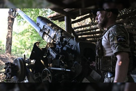 Kodėl Kadyrovo samdiniai nuo haubicos nuėmė ratus? Tam yra reali priežastis