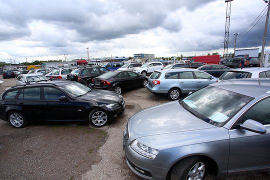 Senstantis autoparkas: lietuviai kasdien važiuoja beveik dviejų dešimčių senumo automobiliais