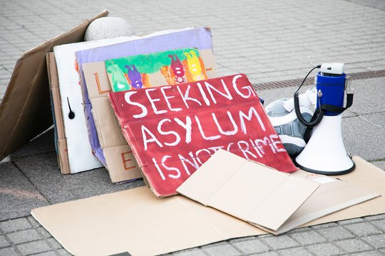 Prie Migracijos departamento – protestas dėl kamerūniečio deportacijos: susirinkusieji ragino neišskirti šeimos