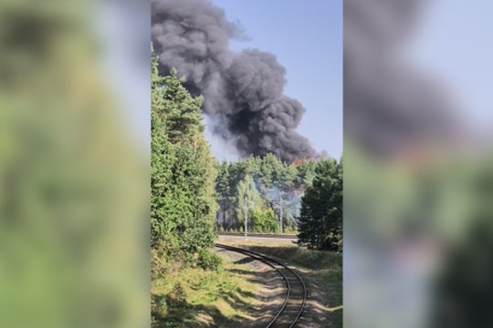 Didžiulis gaisras Vilniaus pakraštyje: gyventojai perspėjami dėl pavojingų dūmų