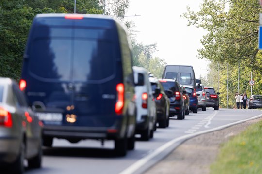 Dėl gaisro Vilniaus pakraštyje skelbiama lokali ekstremali situacija, evakuojami gyventojai: pranešė, ką būtina žinoti 