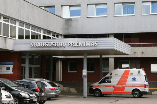 Su kūdikiu ant rankų iš Marijampolės ligoninės išvarytas vyras – įtūžęs: į žmones žiūri, kaip į šiukšles