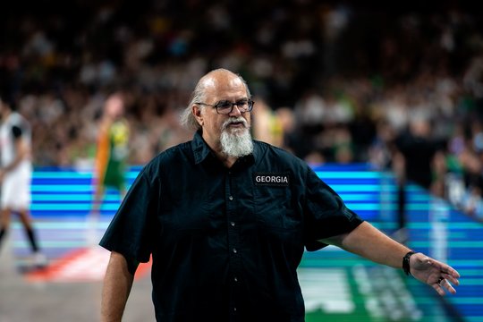 Be dviejų išvarytų žaidėjų likęs Sakartvelo treneris pradėjo juoktis: „Koks šio klausimo tikslas?“
