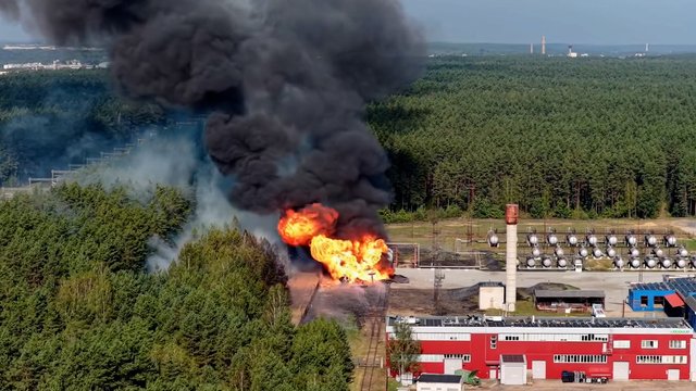 Iš arčiau parodė gaisrą Vilniaus pakraštyje: milžiniškos liepsnos, juodų dūmų debesys