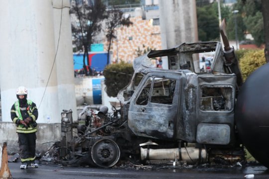 Meksike sprogus benzinvežiui žuvo trys žmonės, dešimtys buvo sužeisti