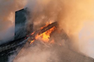 Didelis gaisras Kaune: naktį nuo „Audi“ persimetusios liepsnos nusiaubė privatų namą