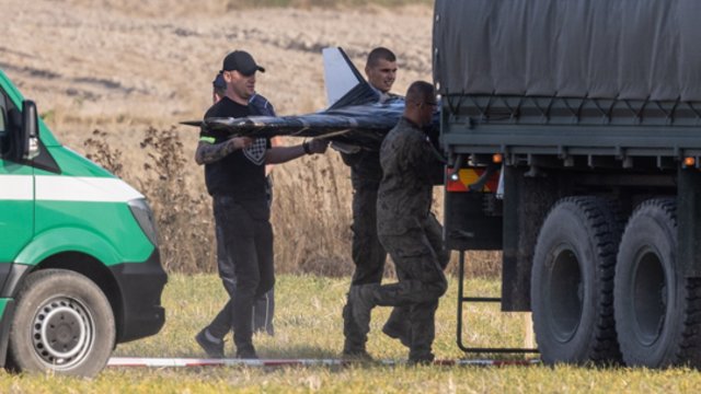 Lenkijoje aptiko daugiau dronų nuolaužų ir raketos dalių: platus išsidėstymas rodo vieną