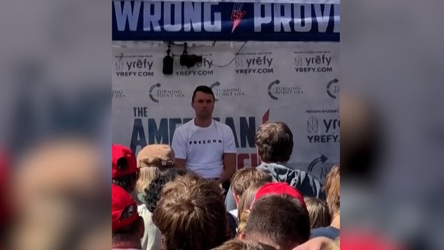 Sąmyšis, išgąstis ir pakraupę veidai: pirmos akimirkos po mirtino šūvio į Ch. Kirką JAV universitete