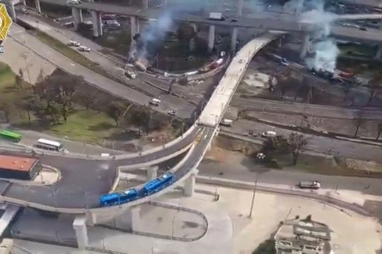 Meksiko mieste – galingas benzinvežio sprogimas: per kraupų incidentą žuvo trys žmonės, daugelis patyrė nudegimus