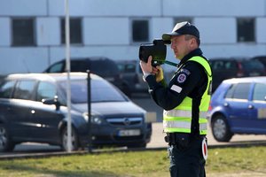 Vėluoju, gimdau, turiu pavedžioti šunį – kas pateisina greičio viršijimą?