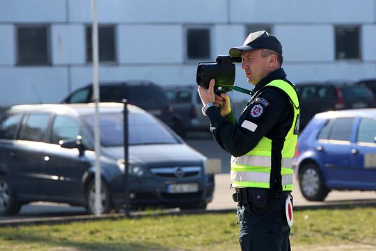 Vėluoju, gimdau, turiu pavedžioti šunį – kas pateisina greičio viršijimą?