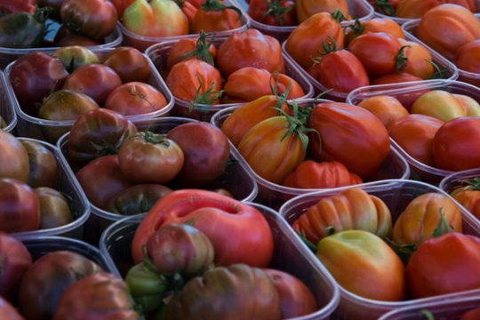 Daržovių prekystaliuose – naujas triukas: pirkėjai nė neįtaria, ką gauna vietoj brangių pomidorų